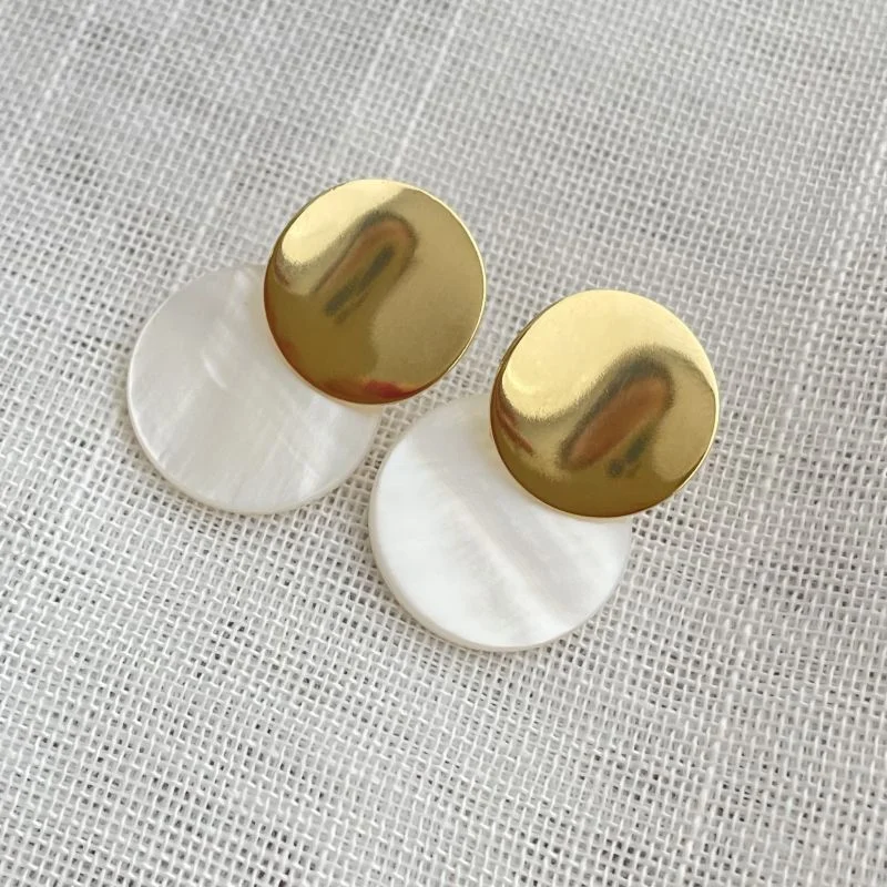 Brinco de base redonda com pingente em madrepérola sintética folheado a ouro 18k