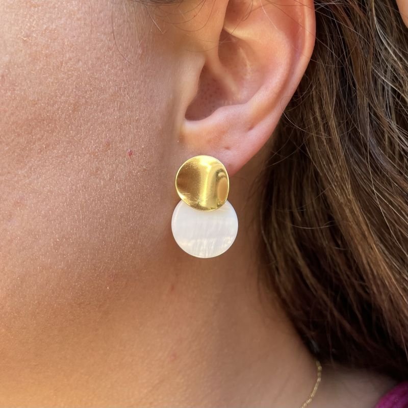 Brinco de base redonda com pingente em madrepérola sintética folheado a ouro 18k