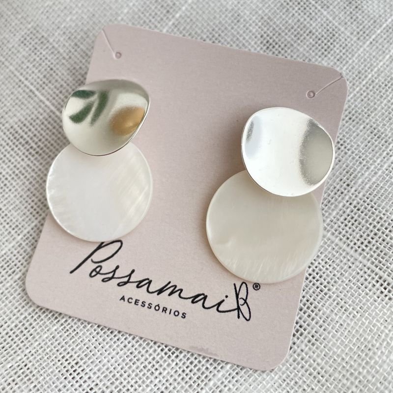 Brinco de base redonda com pingente em madrepérola folheado a prata