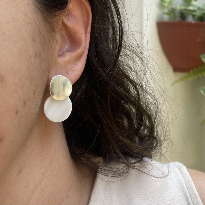 Brinco de base redonda com pingente em madrepérola folheado a prata