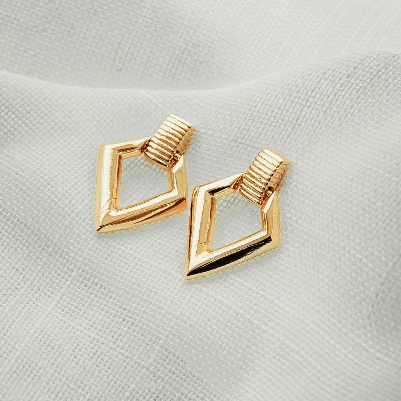 Brinco de base retangular com meio losango folheado a ouro 18k