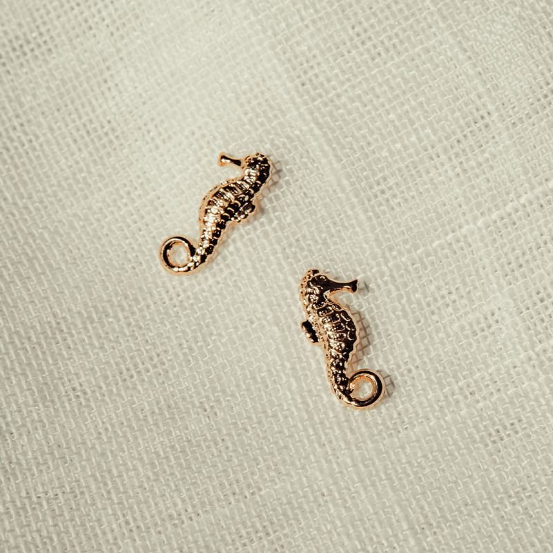 Brinco de cavalo marinho folheada a ouro 18k
