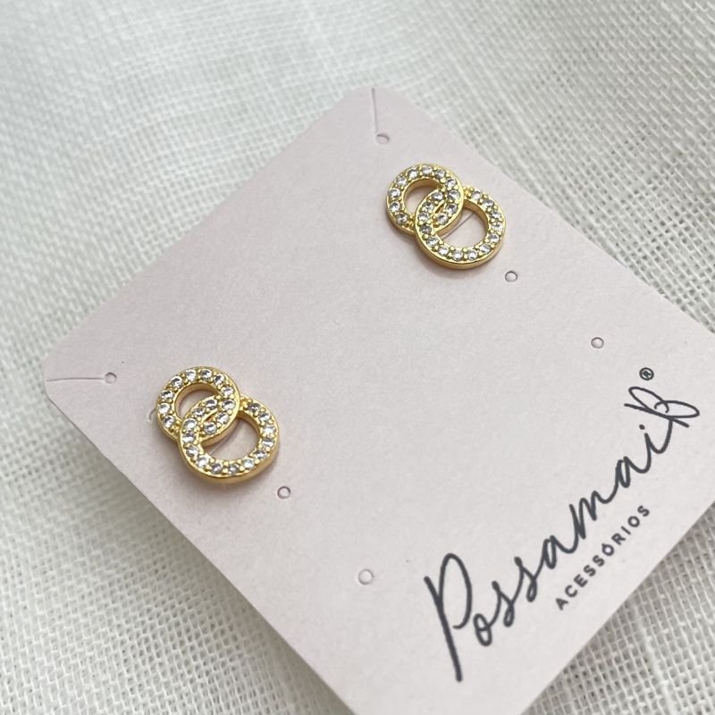 Brinco de círculos vazados e cravejados em zircônia folheado a ouro 18k