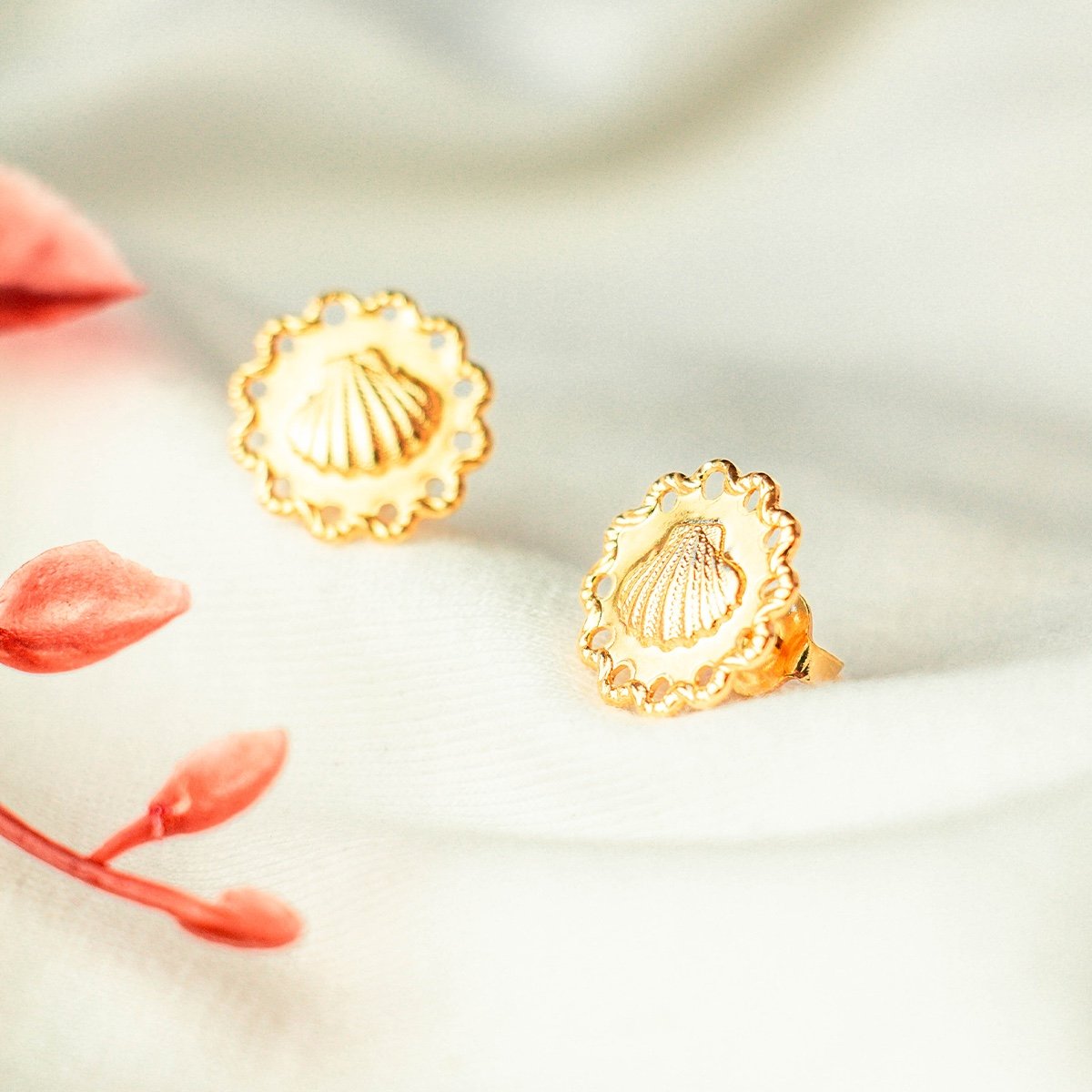 Brinco de Conchinha com base de flor bordada folheado a ouro 18k