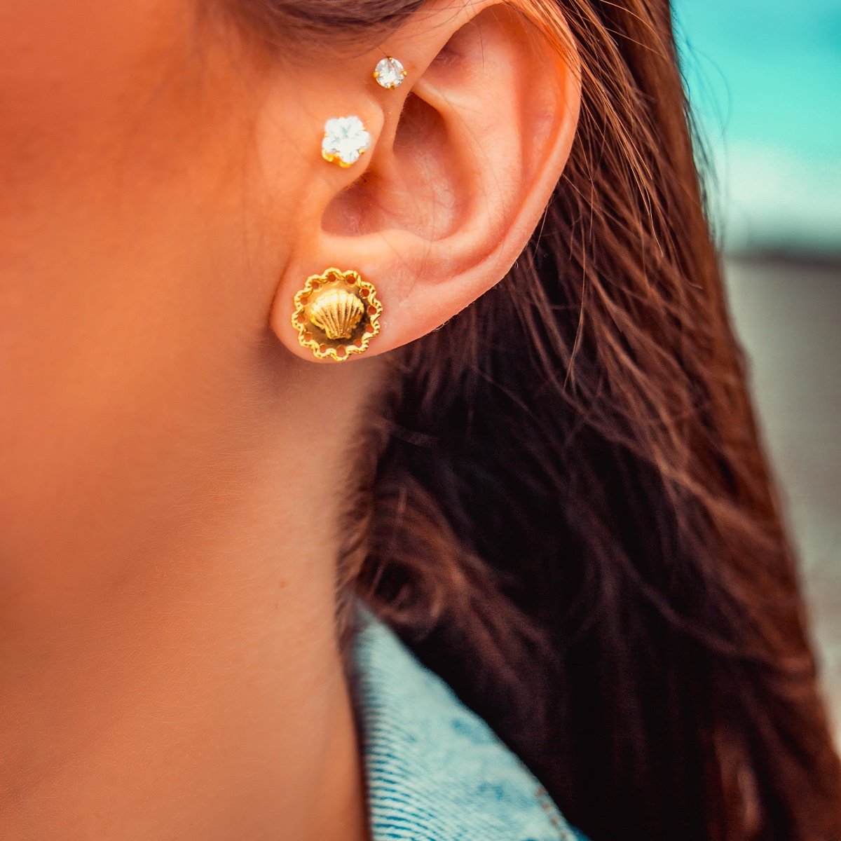 Brinco de Conchinha com base de flor bordada folheado a ouro 18k