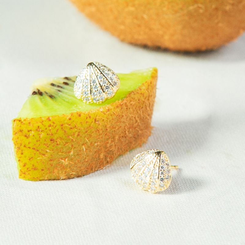 Brinco de conchinha cravejado em zircônia folheado a ouro 18k