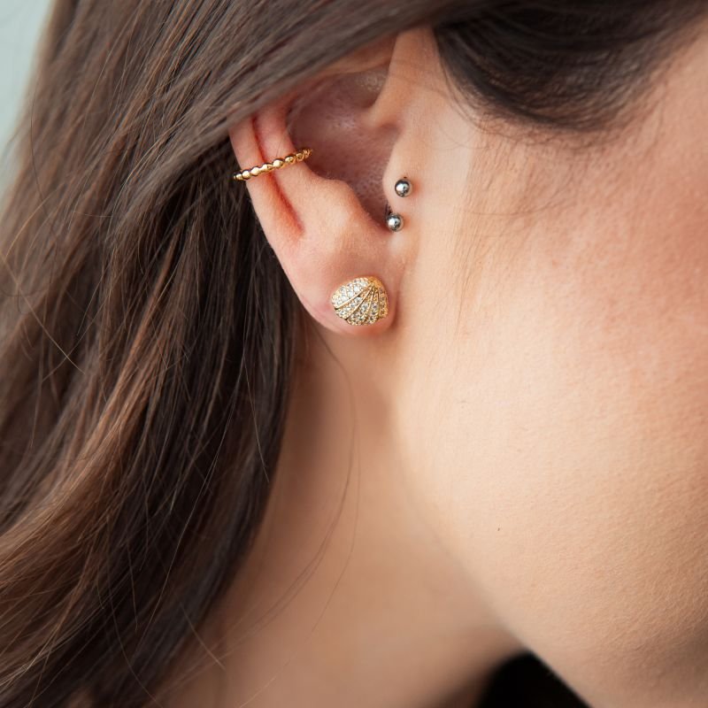 Brinco de conchinha cravejado em zircônia folheado a ouro 18k