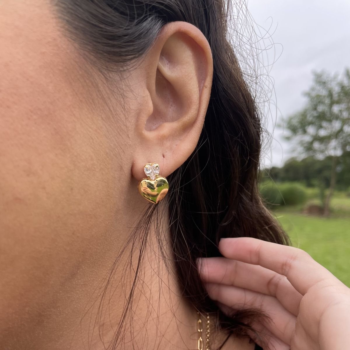 Brinco de coração com zircônia branca folheado a ouro 18k