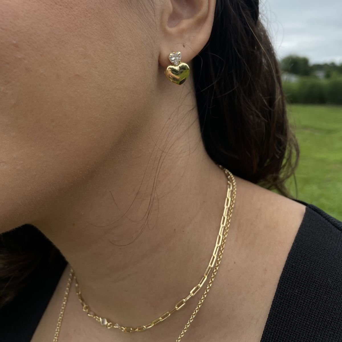 Brinco de coração com zircônia branca folheado a ouro 18k