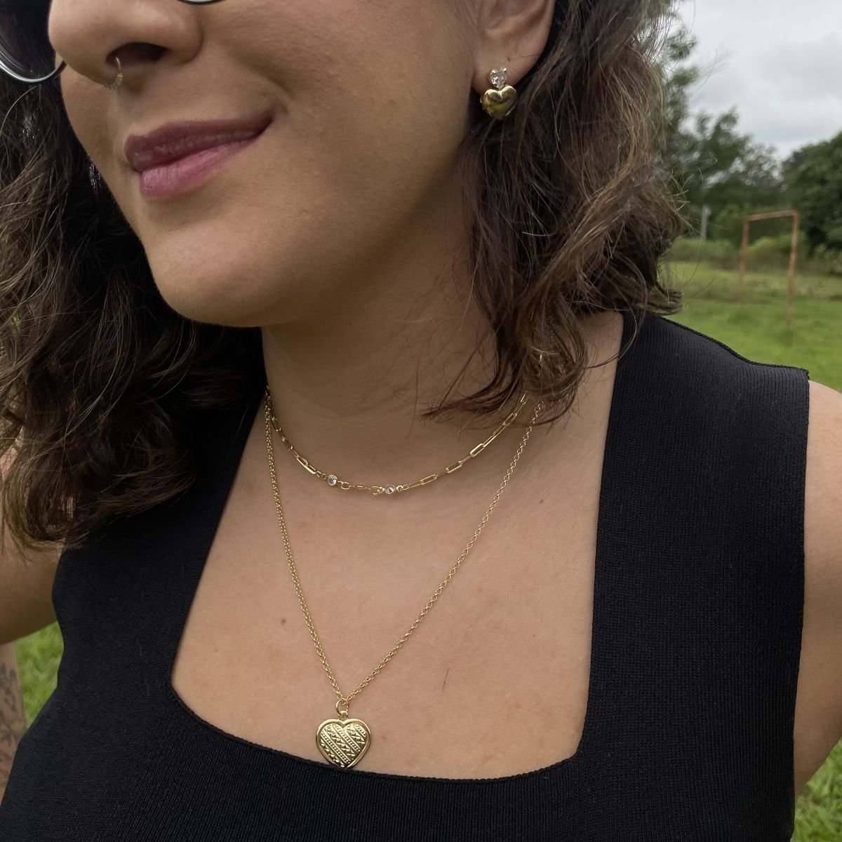 Brinco de coração com zircônia branca folheado a ouro 18k