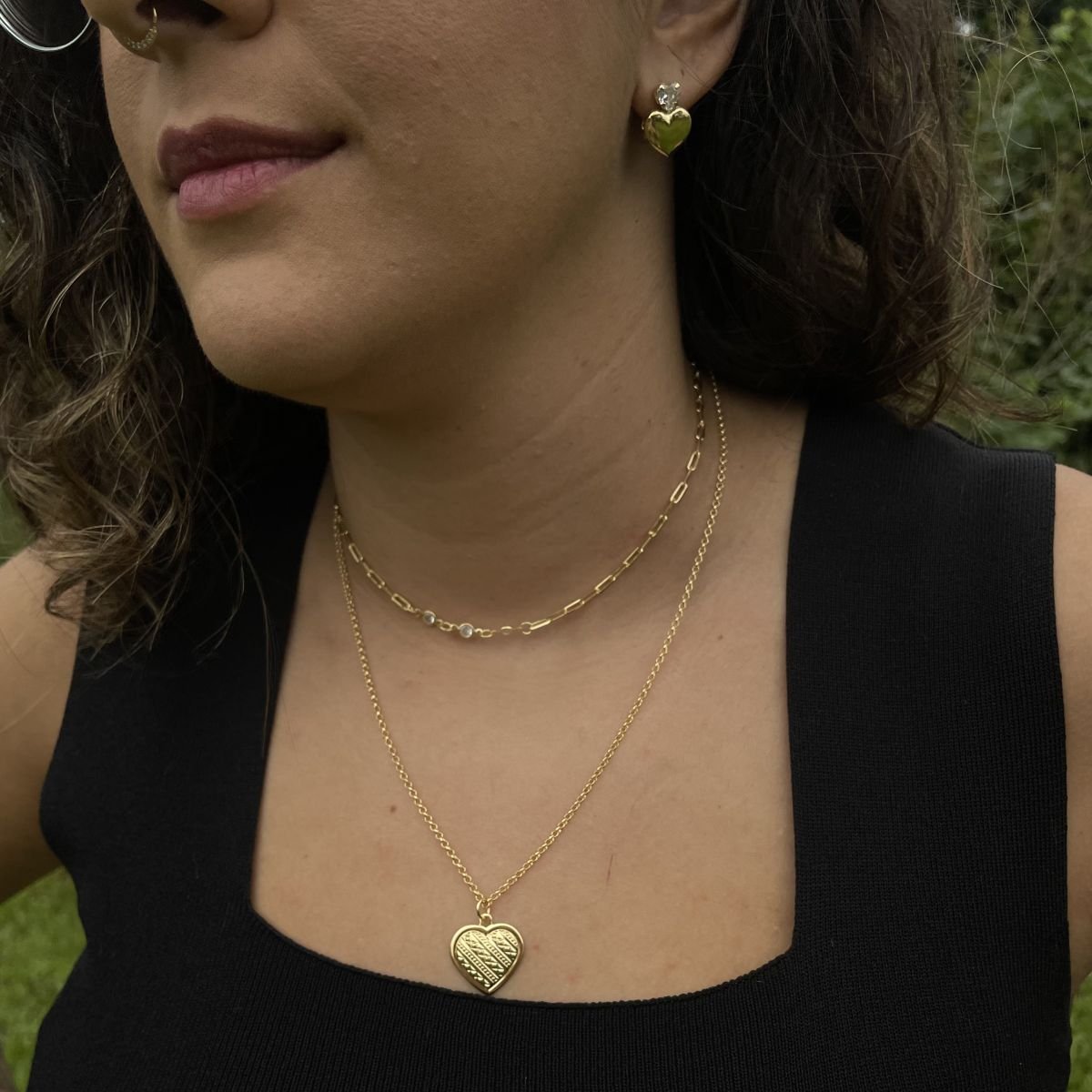 Brinco de coração com zircônia branca folheado a ouro 18k