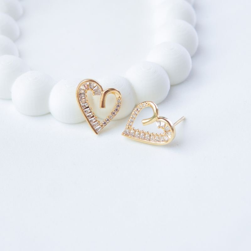 Brinco de coração com zircônias em navetes folheado a ouro 18k