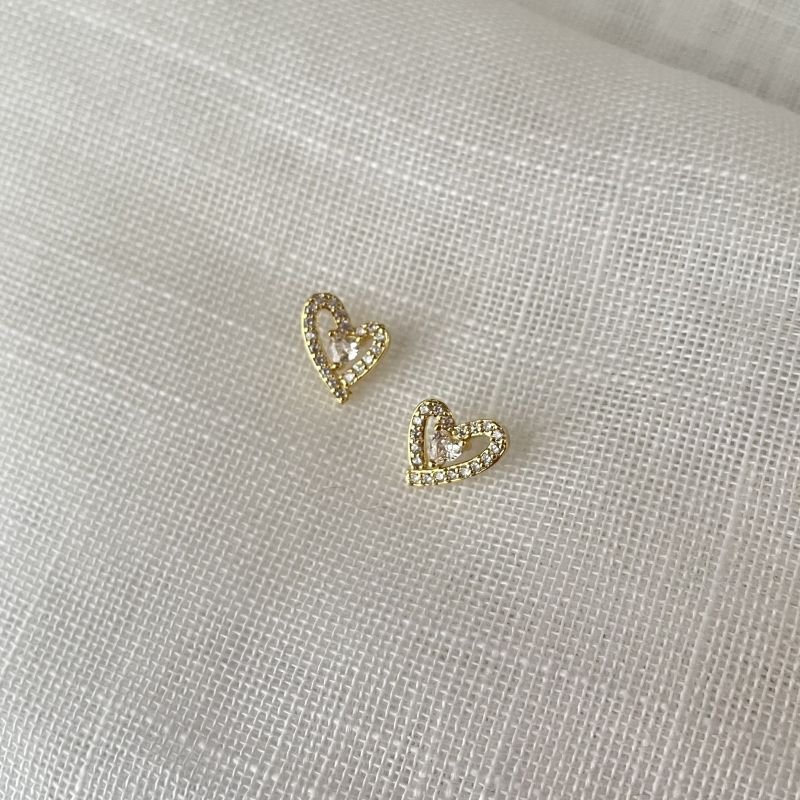 Brinco de coração cravejado com ponto de luz folheado a ouro 18k