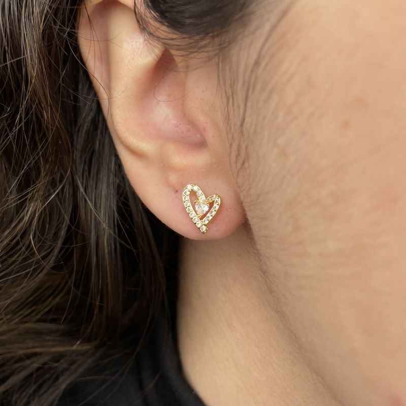 Brinco de coração cravejado com ponto de luz folheado a ouro 18k