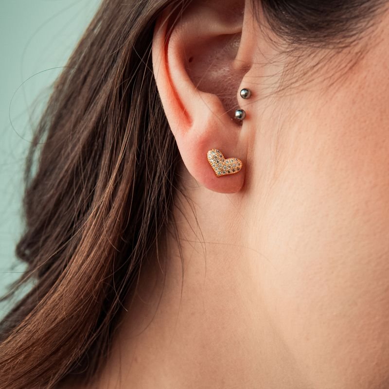 Brinco de coração cravejado folheado a ouro 18k