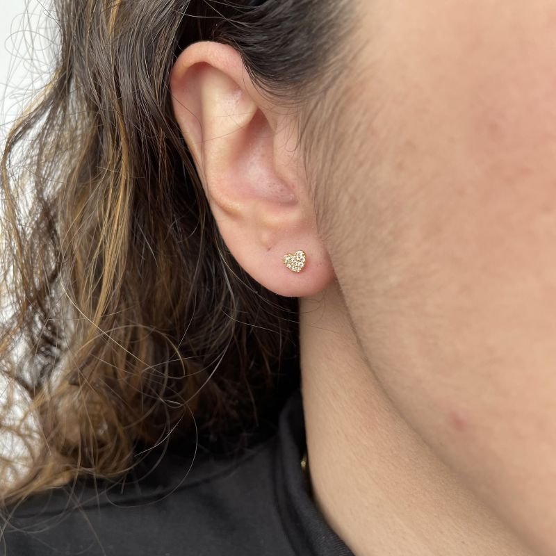 Brinco de coração cravejado folheado a ouro 18k