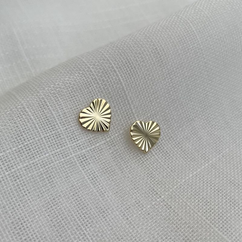 Brinco de coração estriado folheado a ouro 18k