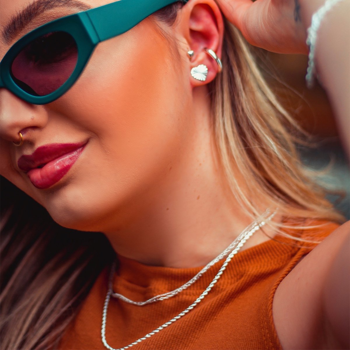 Brinco de coração estriado folheado a prata