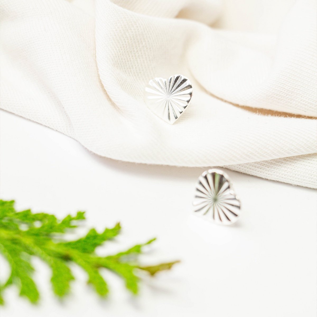 Brinco de coração estriado folheado a prata