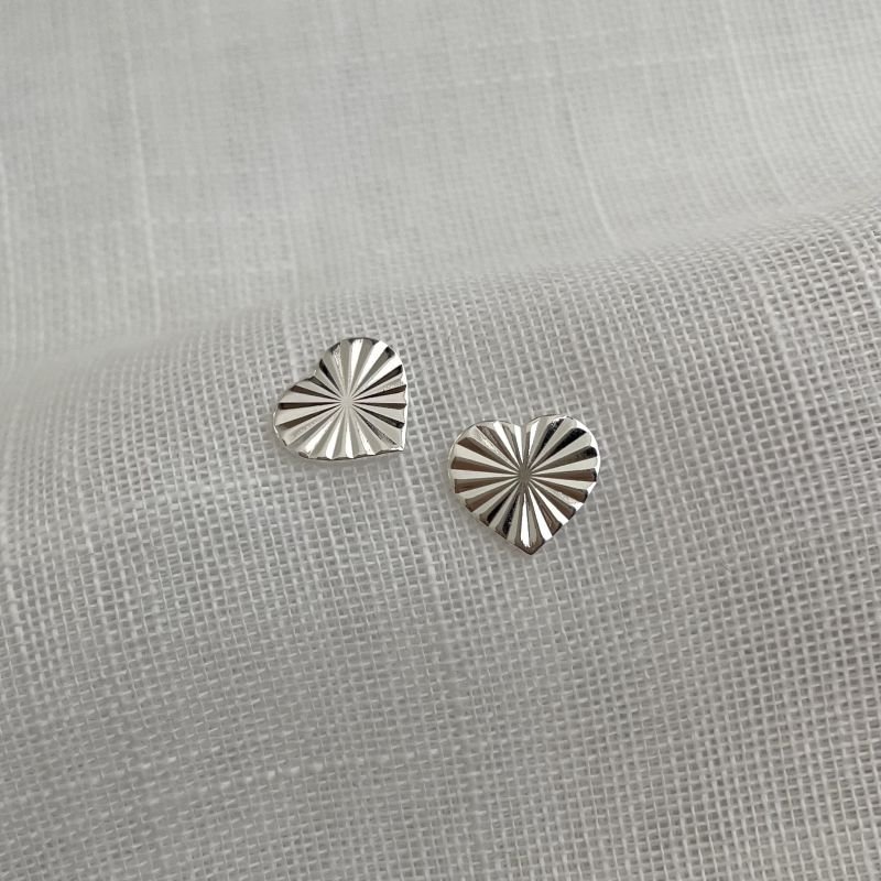 Brinco de coração estriado folheado a prata