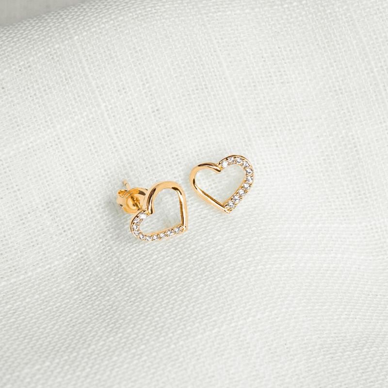 Brinco de coração metade cravejado folheado a ouro 18k