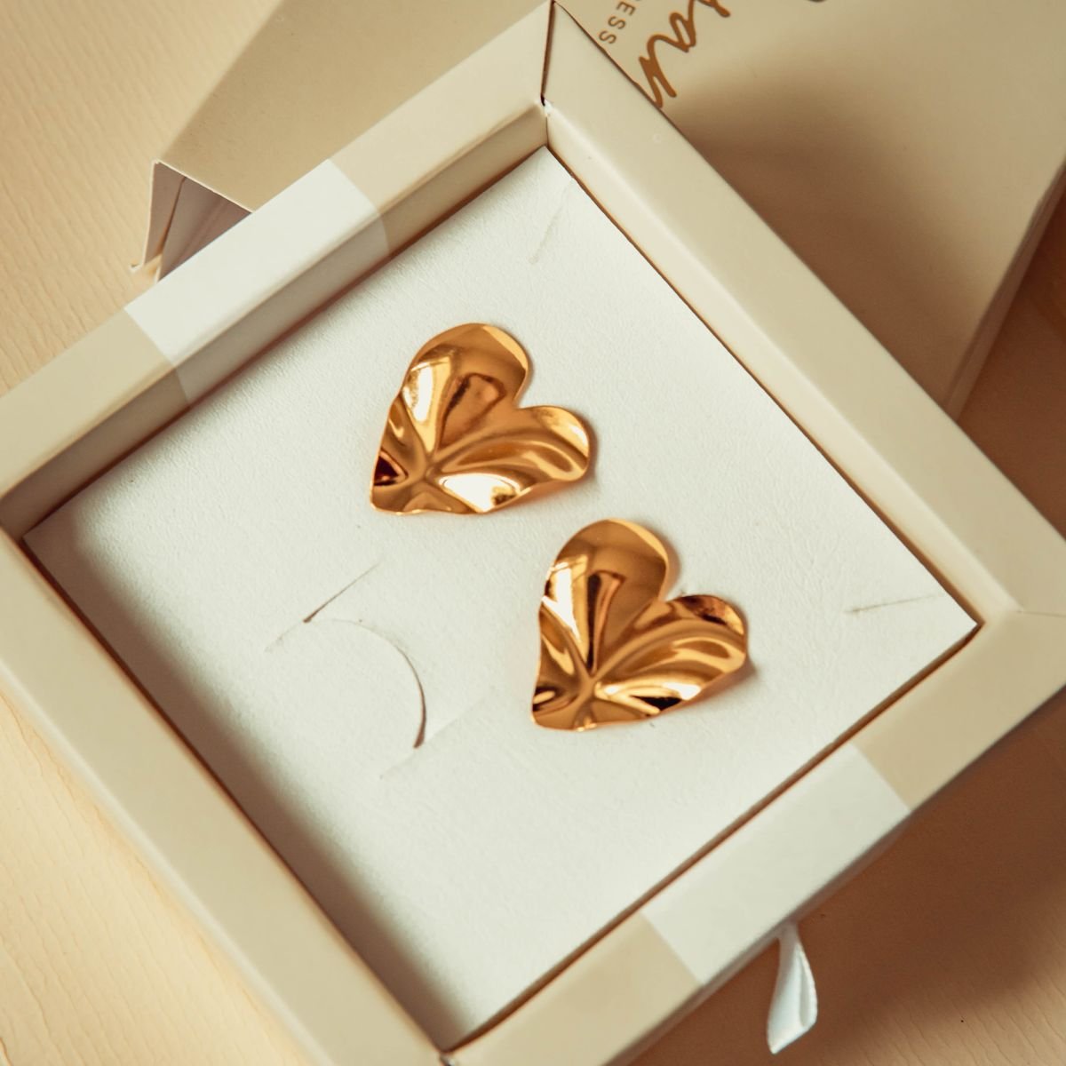Brinco de coração orgânico folheado a ouro 18k