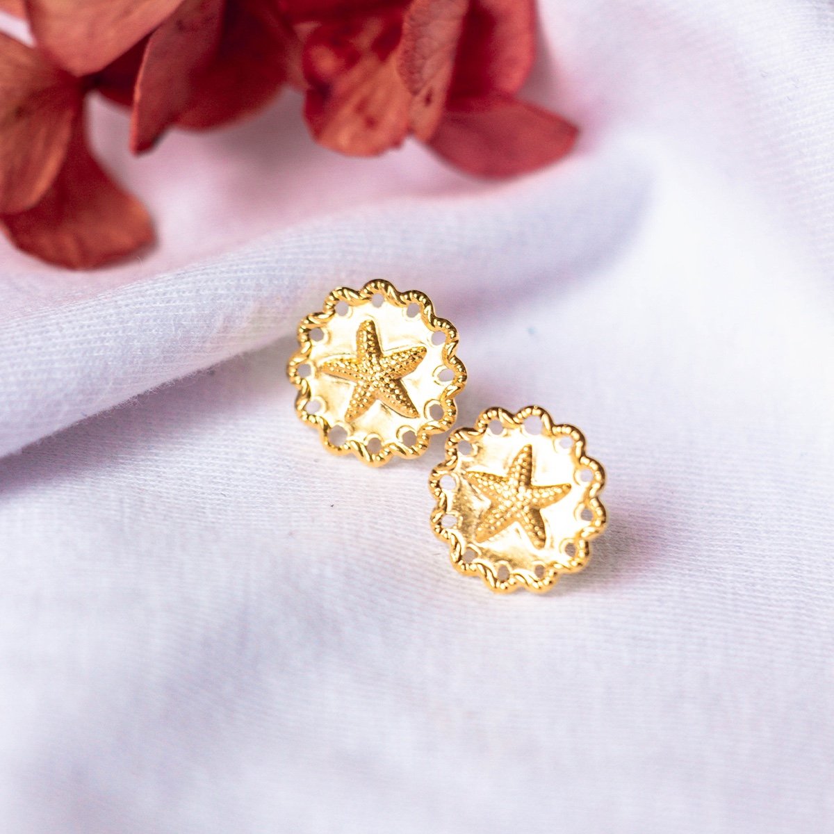 Brinco de Estrela do mar com base de flor bordada folheado a ouro 18k
