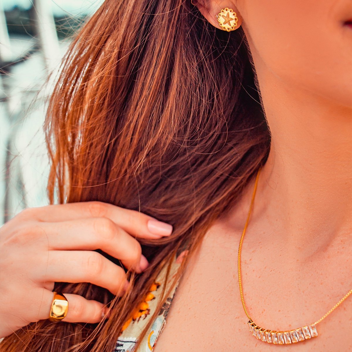 Brinco de Estrela do mar com base de flor bordada folheado a ouro 18k