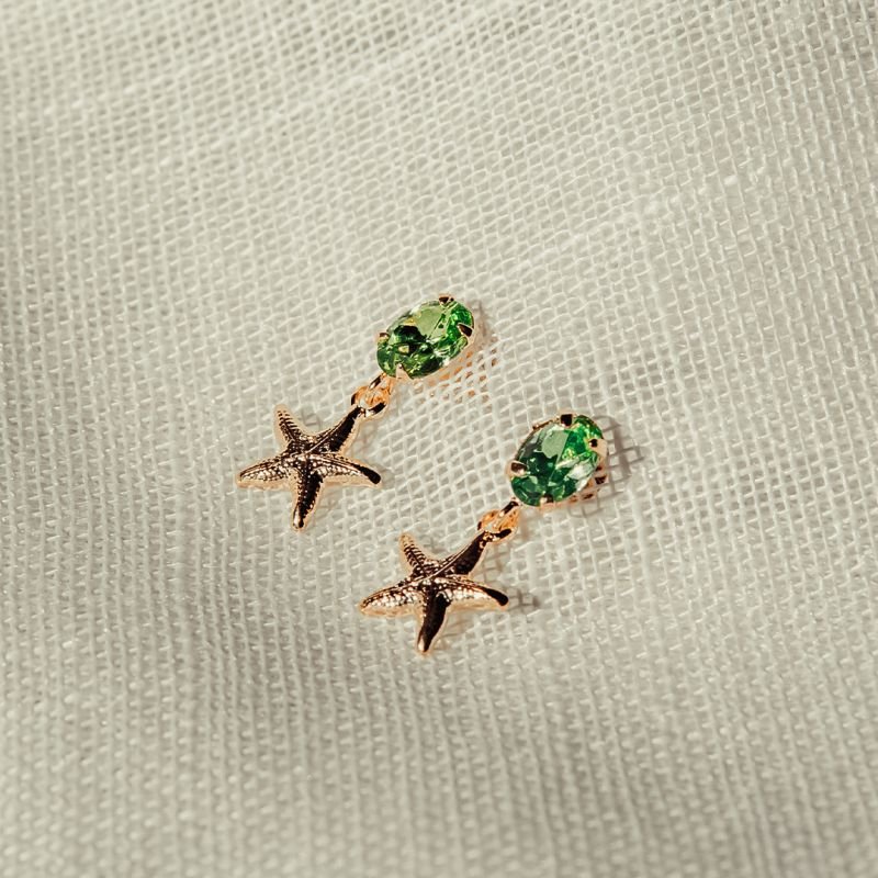 Brinco de estrela do mar com zircônia verde folheado a ouro 18k