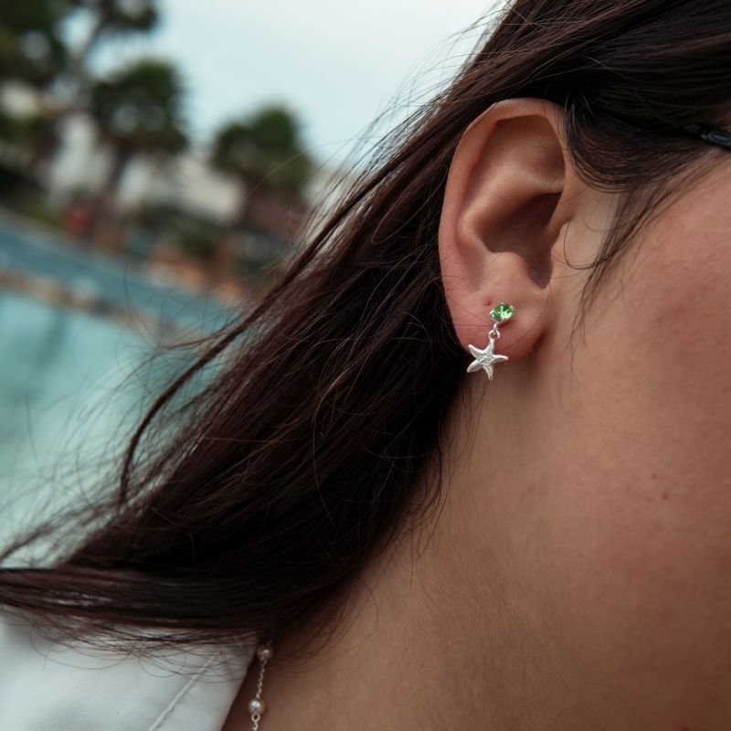 Brinco de estrela do mar com zircônia verde folheado a prata