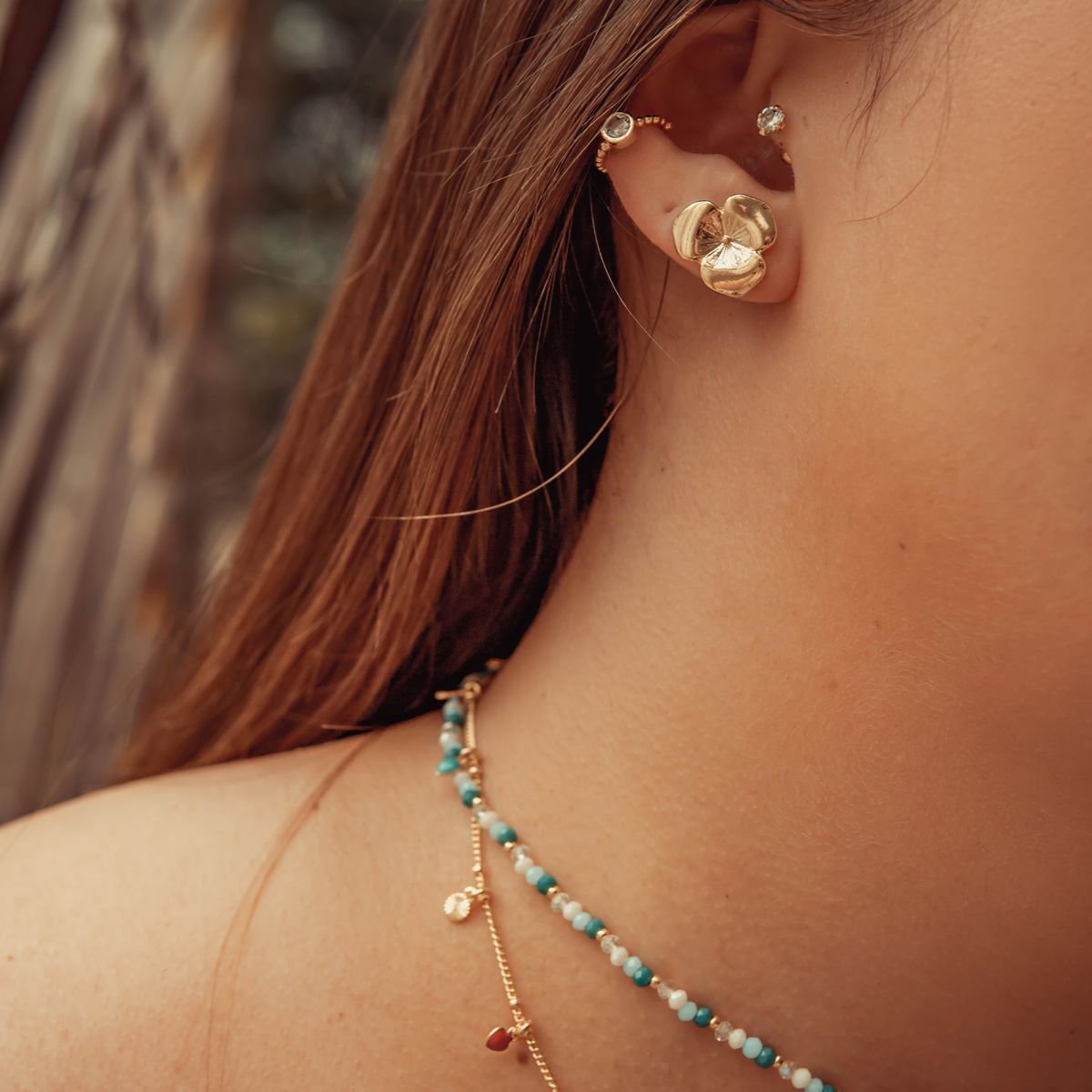 Brinco de flor de três pétalas folheado a ouro 18k