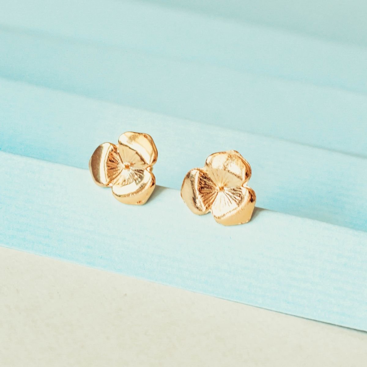 Brinco de flor de três pétalas folheado a ouro 18k