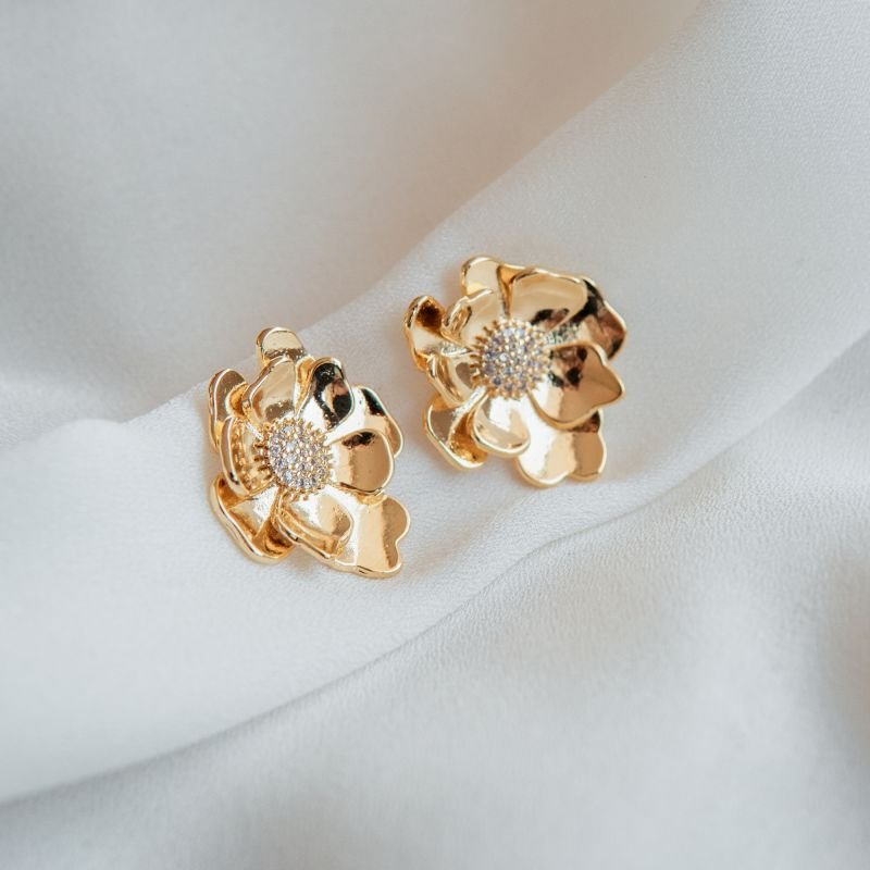 Brinco de flor orgânico com miolo cravejado folheada a ouro 18k