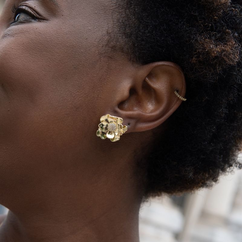 Brinco de flor orgânico com miolo cravejado folheada a ouro 18k