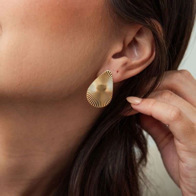 Brinco de gota estriado folheado a ouro 18k