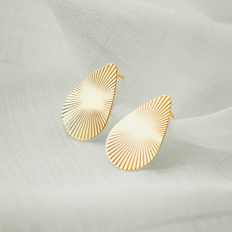 Brinco de gota estriado folheado a ouro 18k