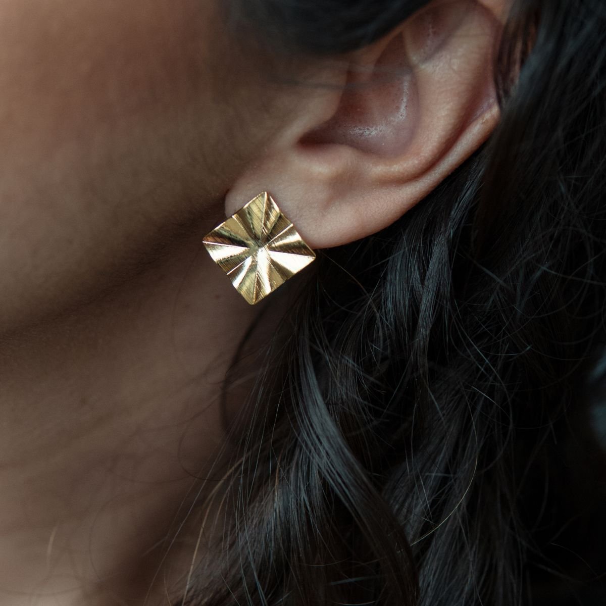 Brinco de losango frisado folheado a ouro 18k