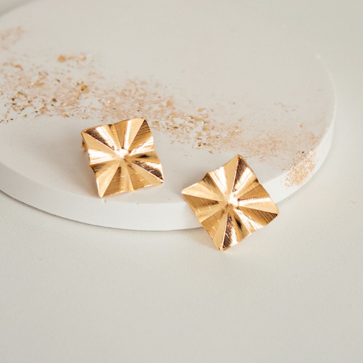 Brinco de losango frisado folheado a ouro 18k
