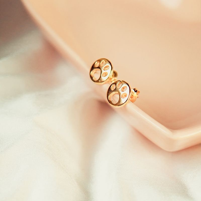 Brinco de patinha vazado folheado a ouro 18k