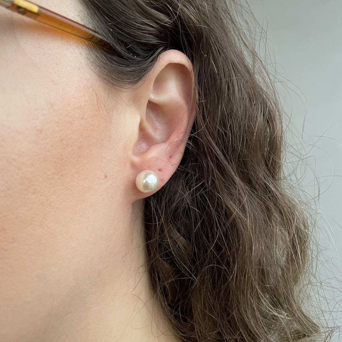 Brinco de pérola grande folheado a ouro 18k