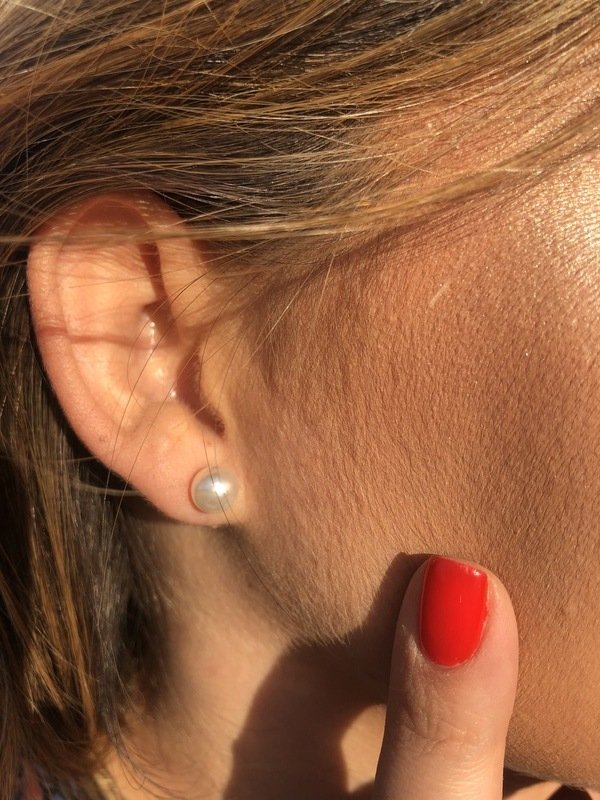 Brinco de pérola médio folheado a ouro 18k