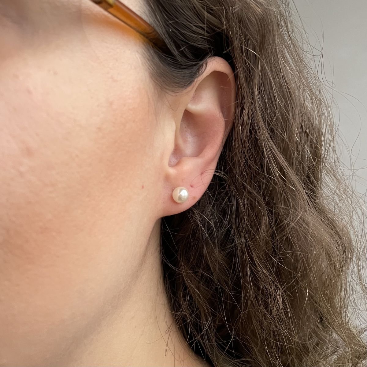 Brinco de pérola médio folheado a ouro 18k