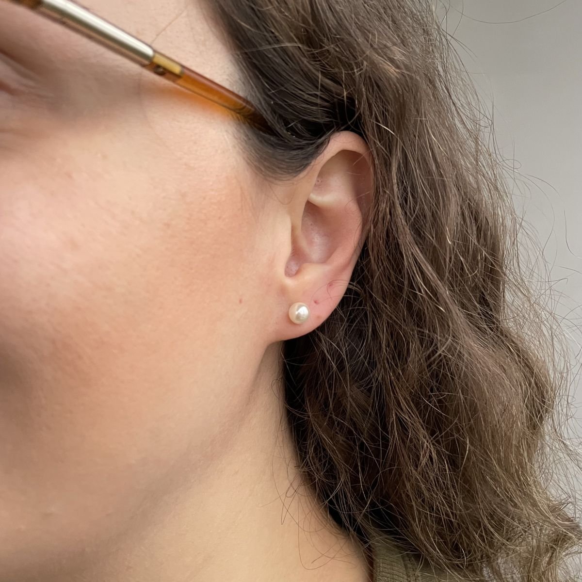 Brinco de pérola pequeno folheado a ouro 18k