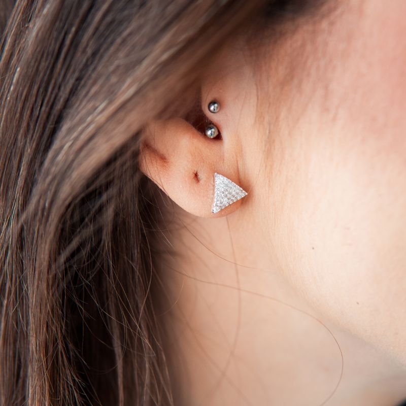 Brinco de triângulo cravejado em zircônia folheado a prata