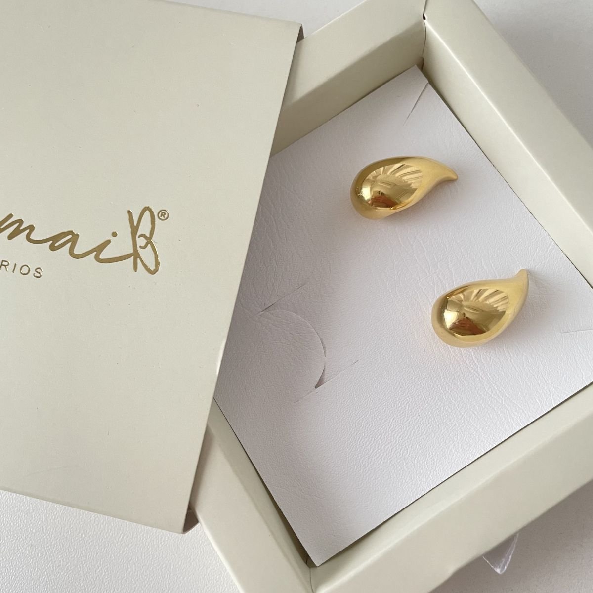 Brinco de vírgula extra grande folheado a ouro 18k