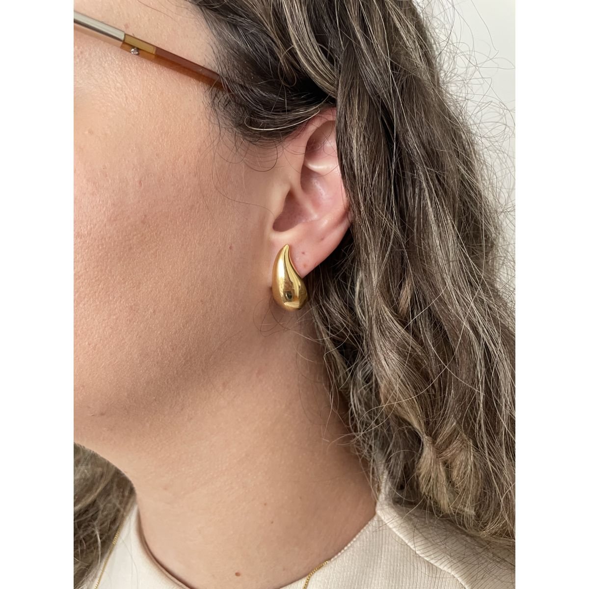 Brinco de vírgula extra grande folheado a ouro 18k