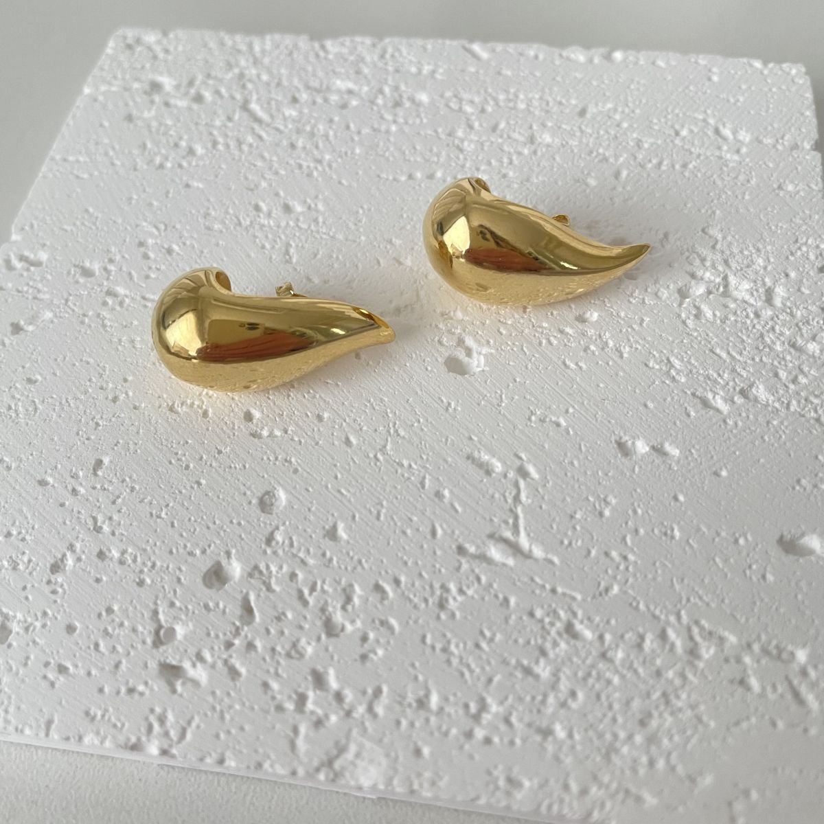 Brinco de vírgula extra grande folheado a ouro 18k