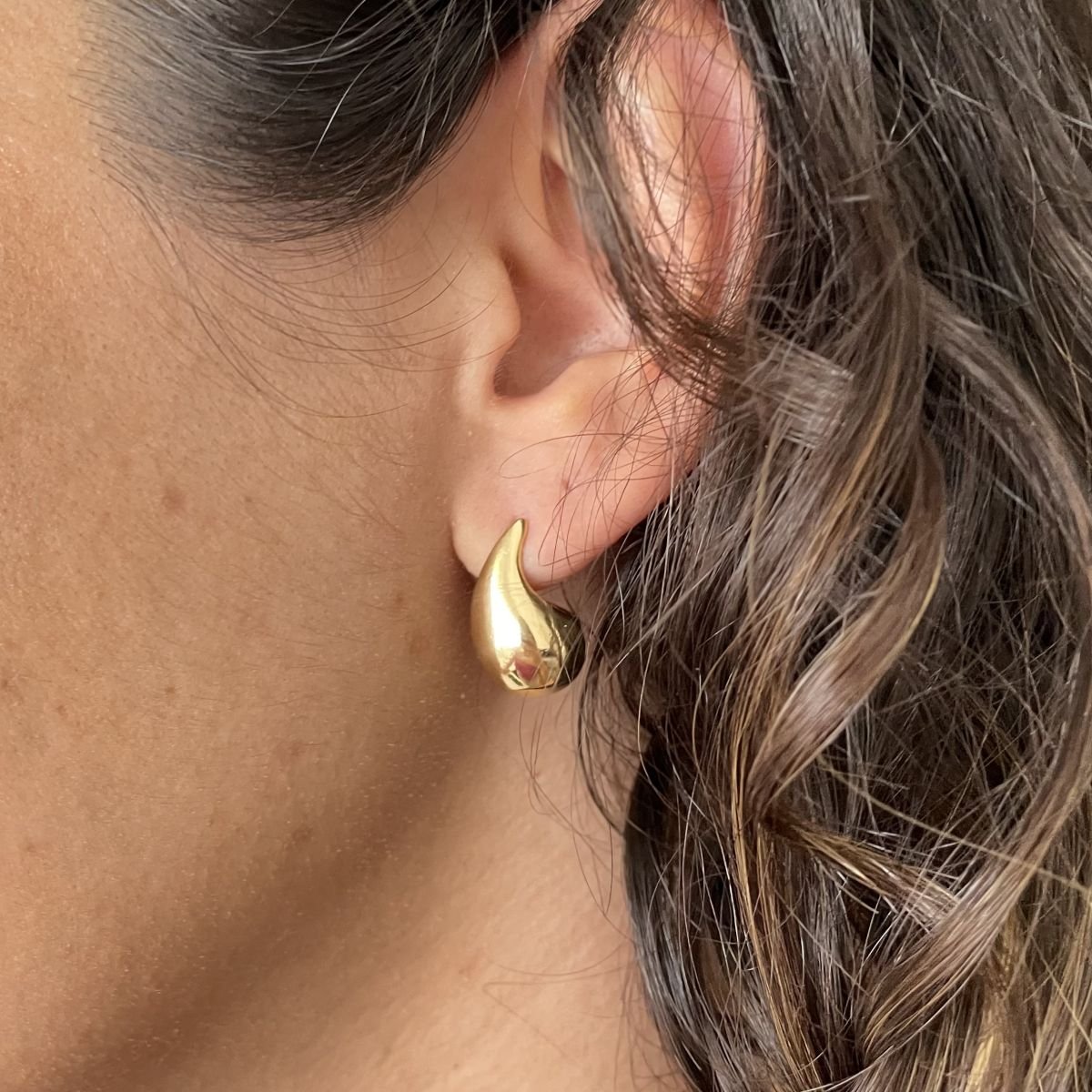 Brinco de vírgula grande folheado a ouro 18k