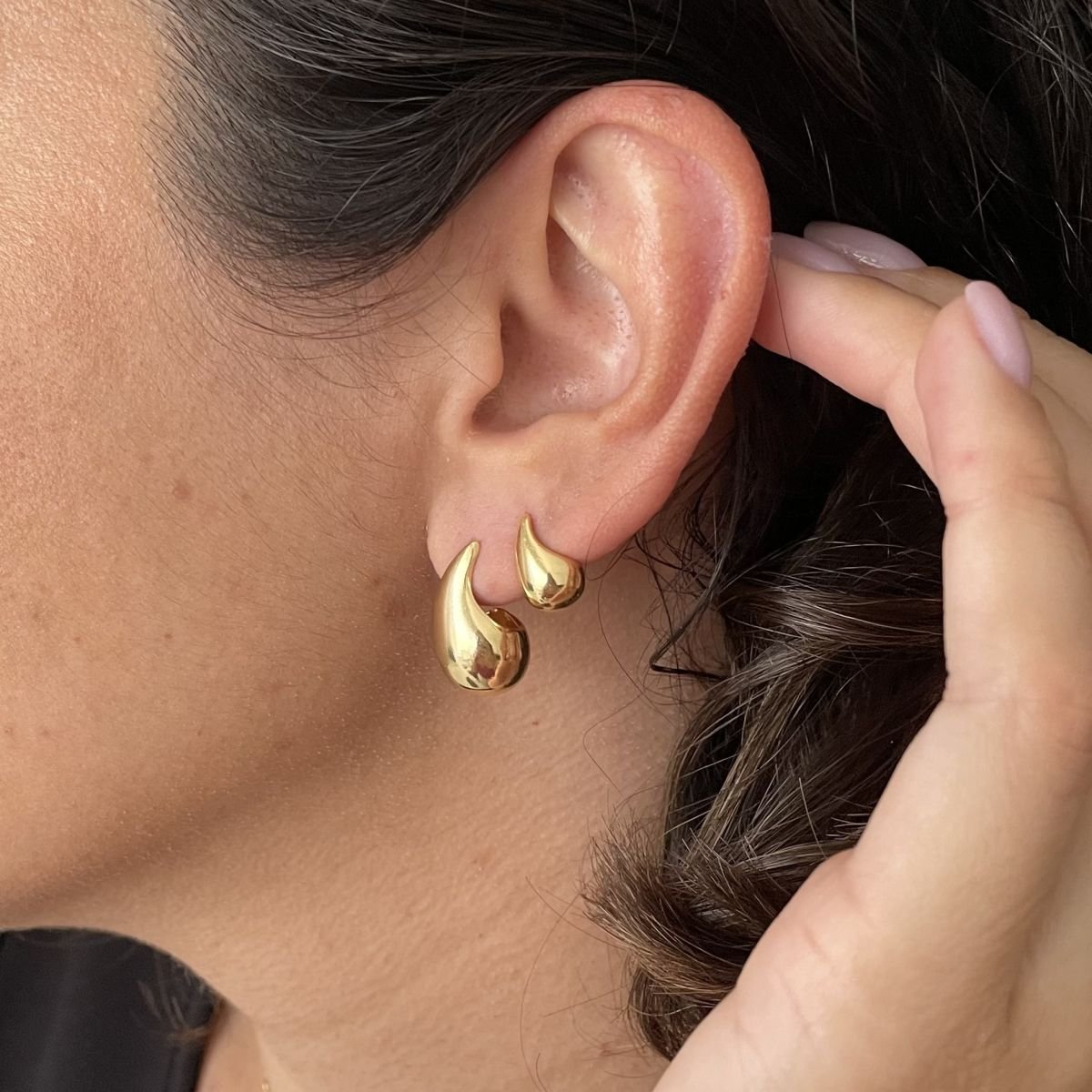 Brinco de vírgula grande folheado a ouro 18k