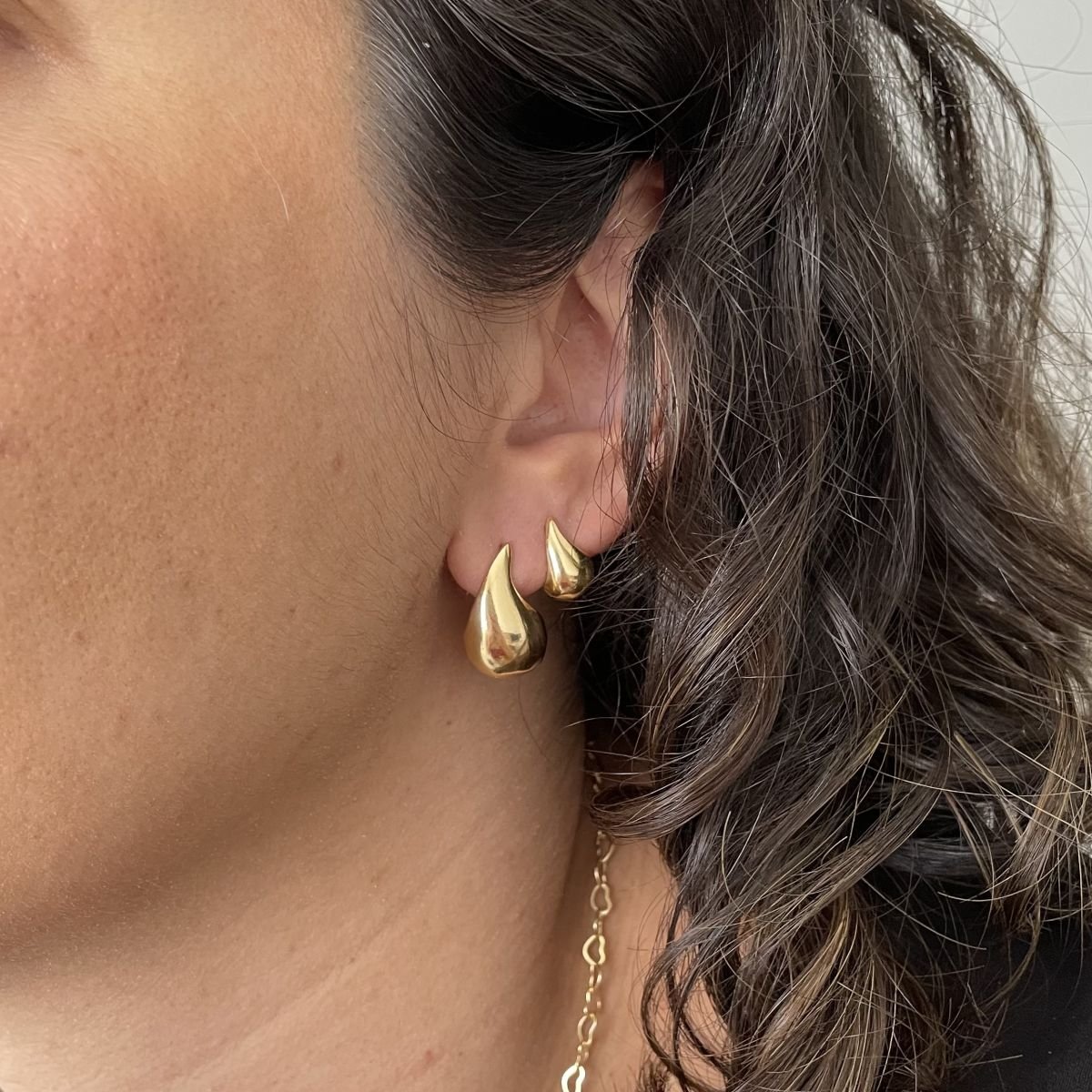 Brinco de vírgula grande folheado a ouro 18k